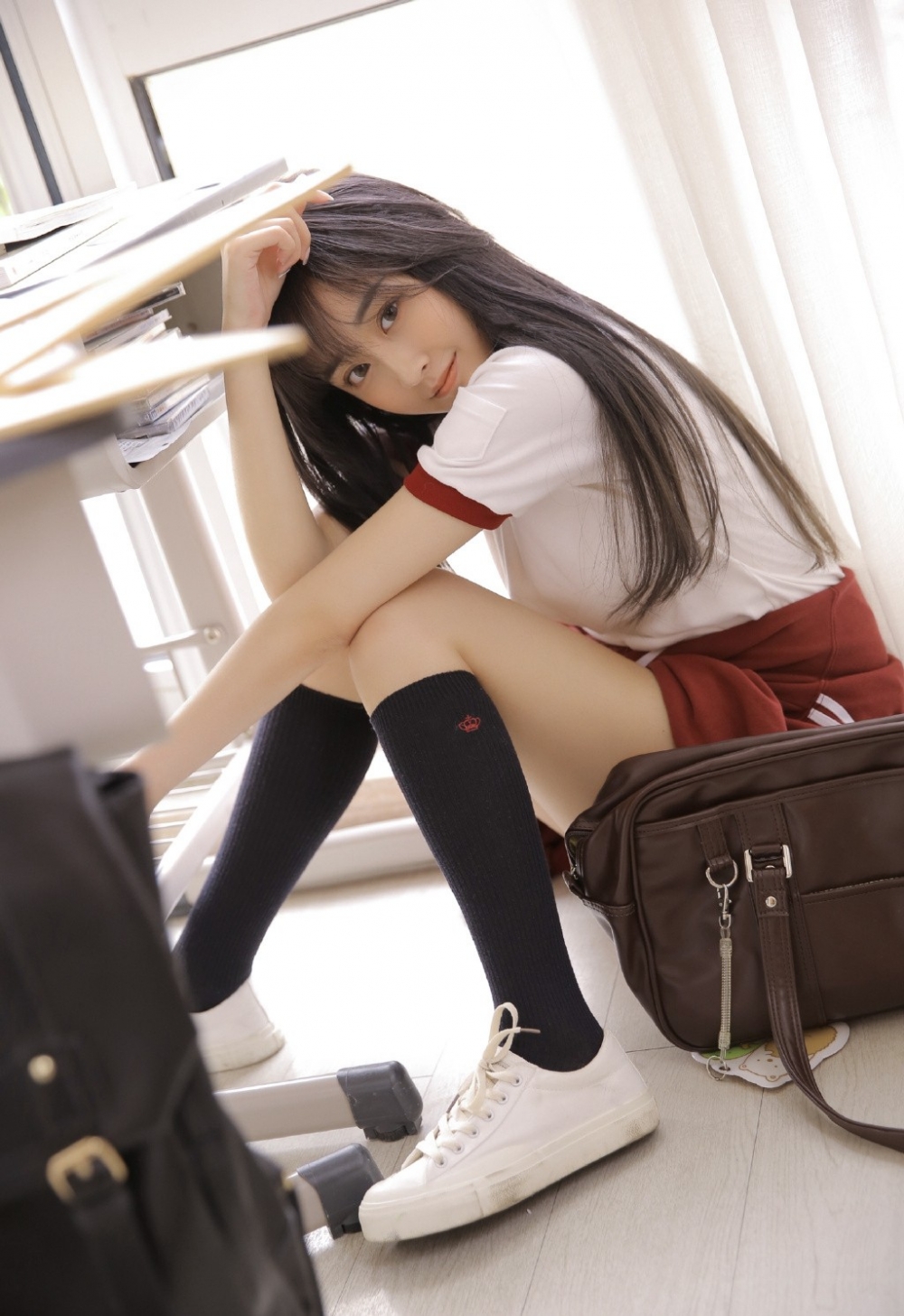 美女学生妹休闲运动装黑丝袜大长腿披肩长发超高清美女图片