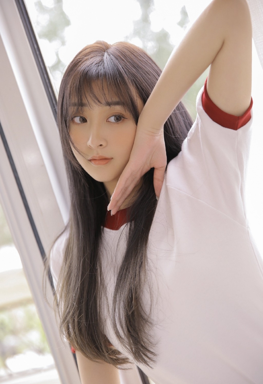 美女学生妹休闲运动装黑丝袜大长腿披肩长发超高清美女图片