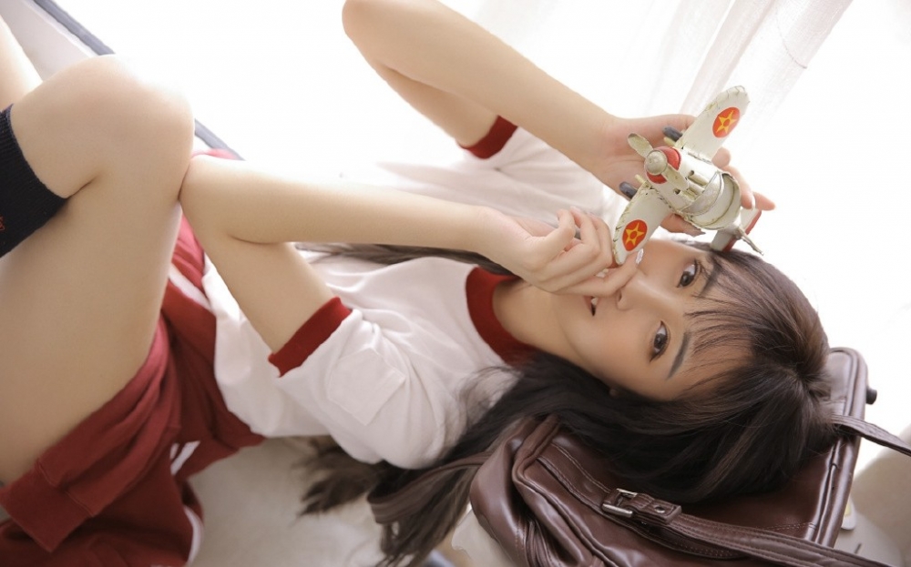 美女学生妹休闲运动装黑丝袜大长腿披肩长发超高清美女图片