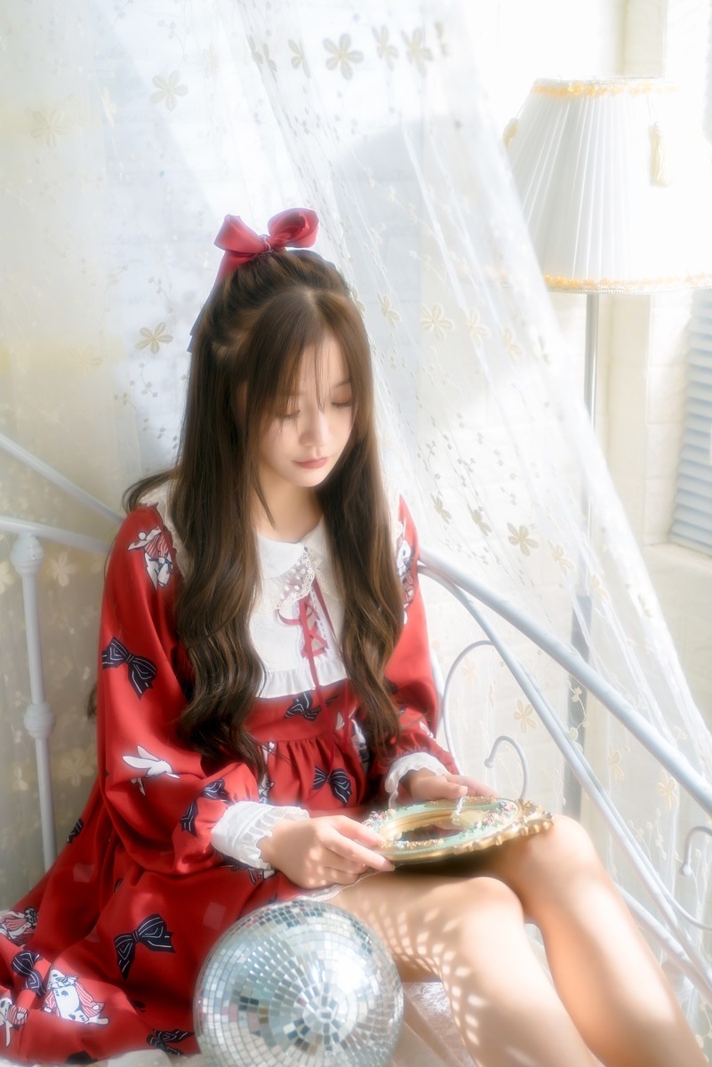 童颜萝莉呆萌可爱少女床上清纯养眼私房写真