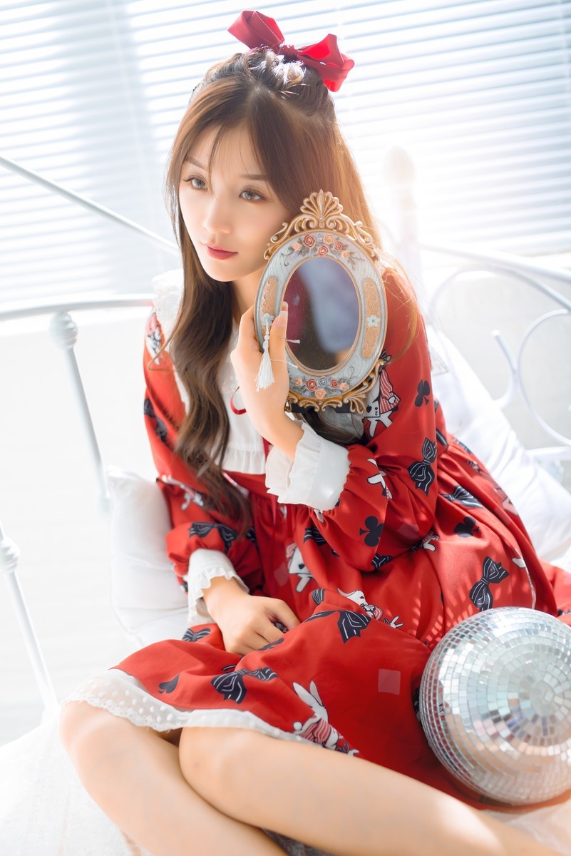 童颜萝莉呆萌可爱少女床上清纯养眼私房写真