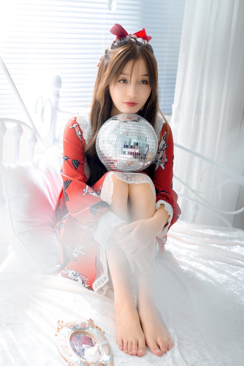 童颜萝莉呆萌可爱少女床上清纯养眼私房写真