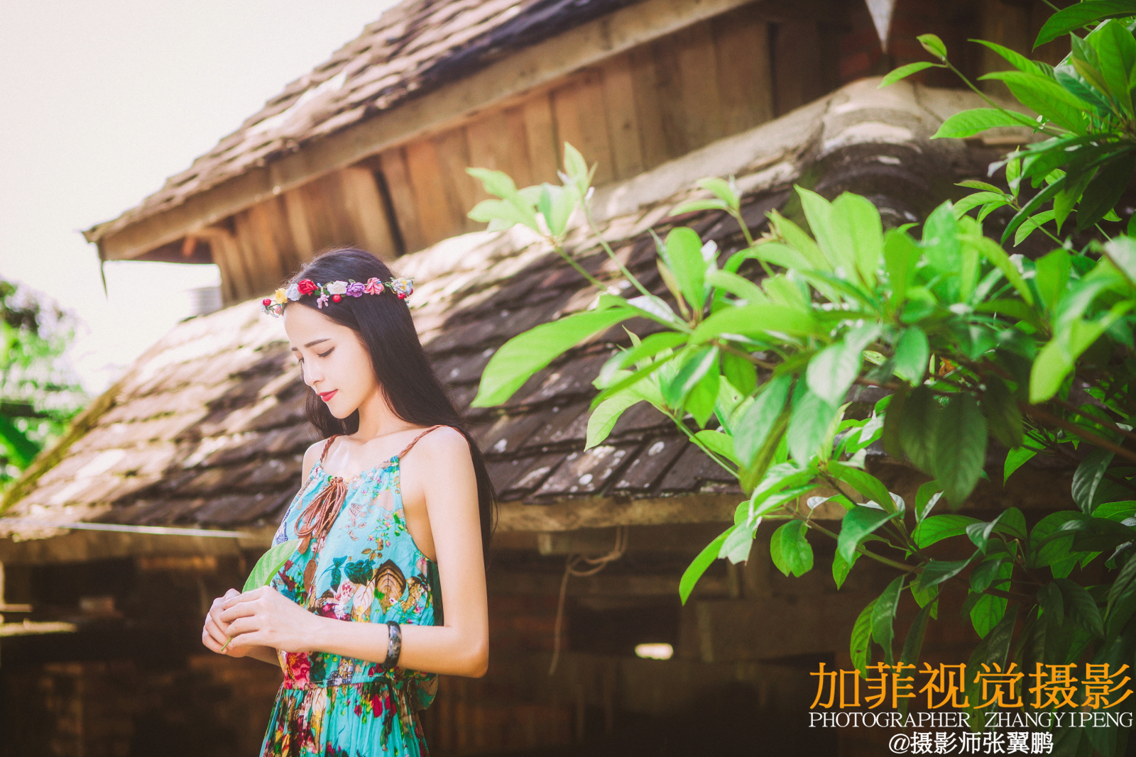 戴花环穿吊带裙的清纯美女图片  笑容甜美迷人