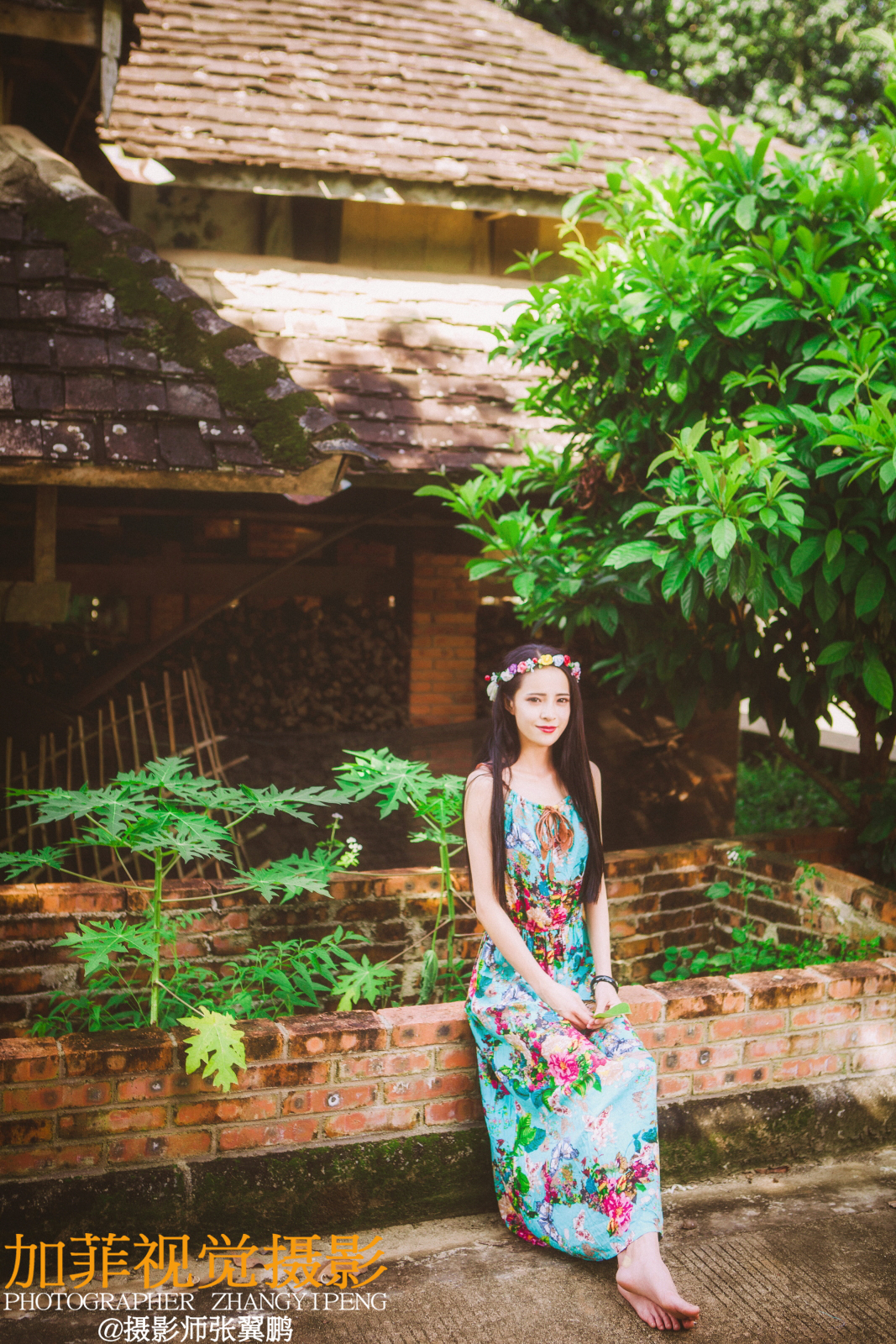 戴花环穿吊带裙的清纯美女图片  笑容甜美迷人