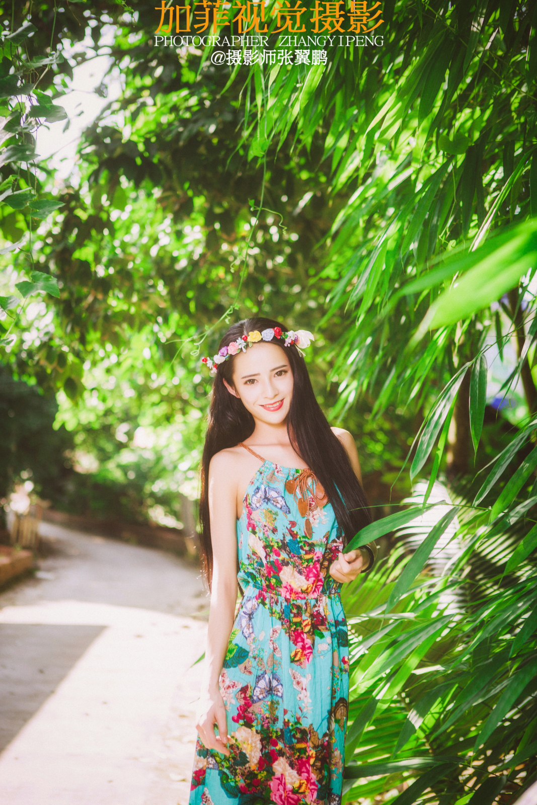 戴花环穿吊带裙的清纯美女图片  笑容甜美迷人