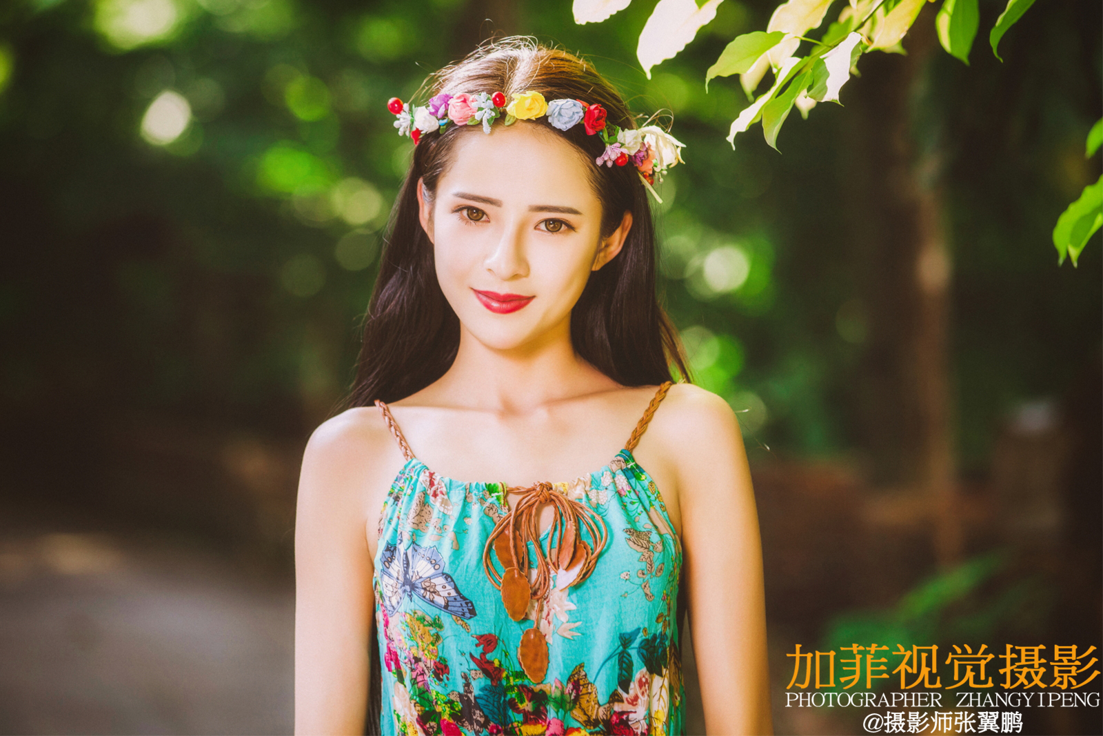 戴花环穿吊带裙的清纯美女图片  笑容甜美迷人