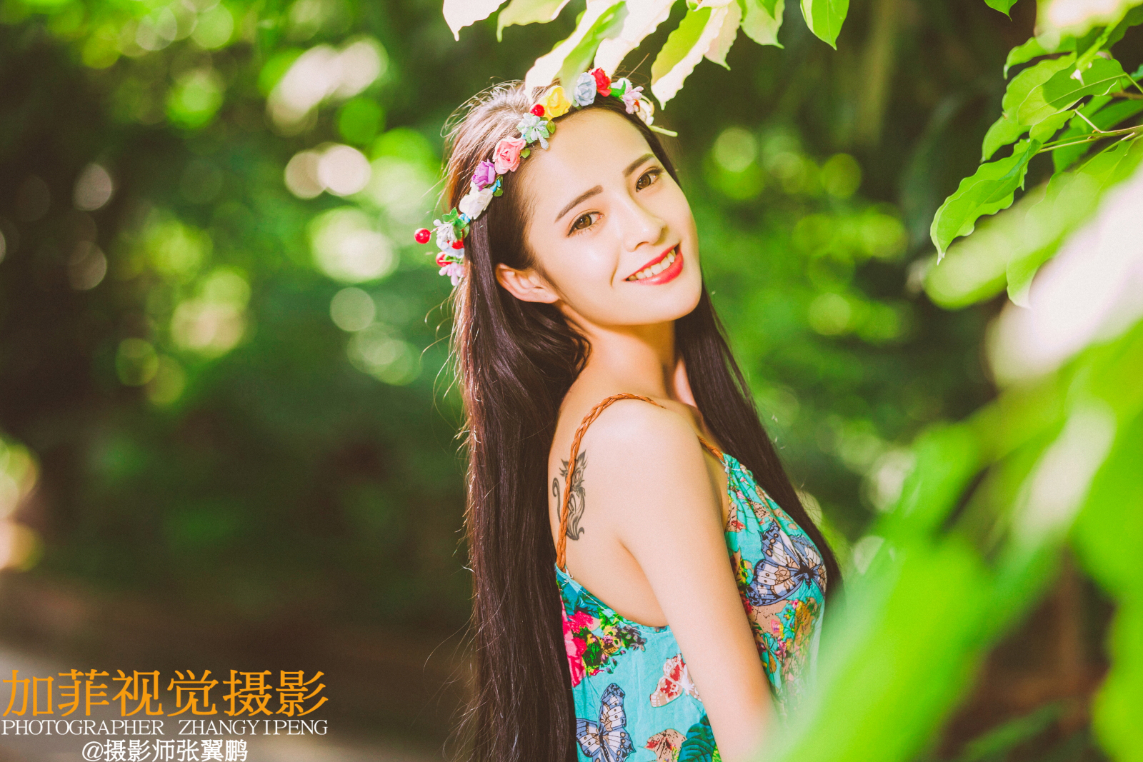 戴花环穿吊带裙的清纯美女图片  笑容甜美迷人