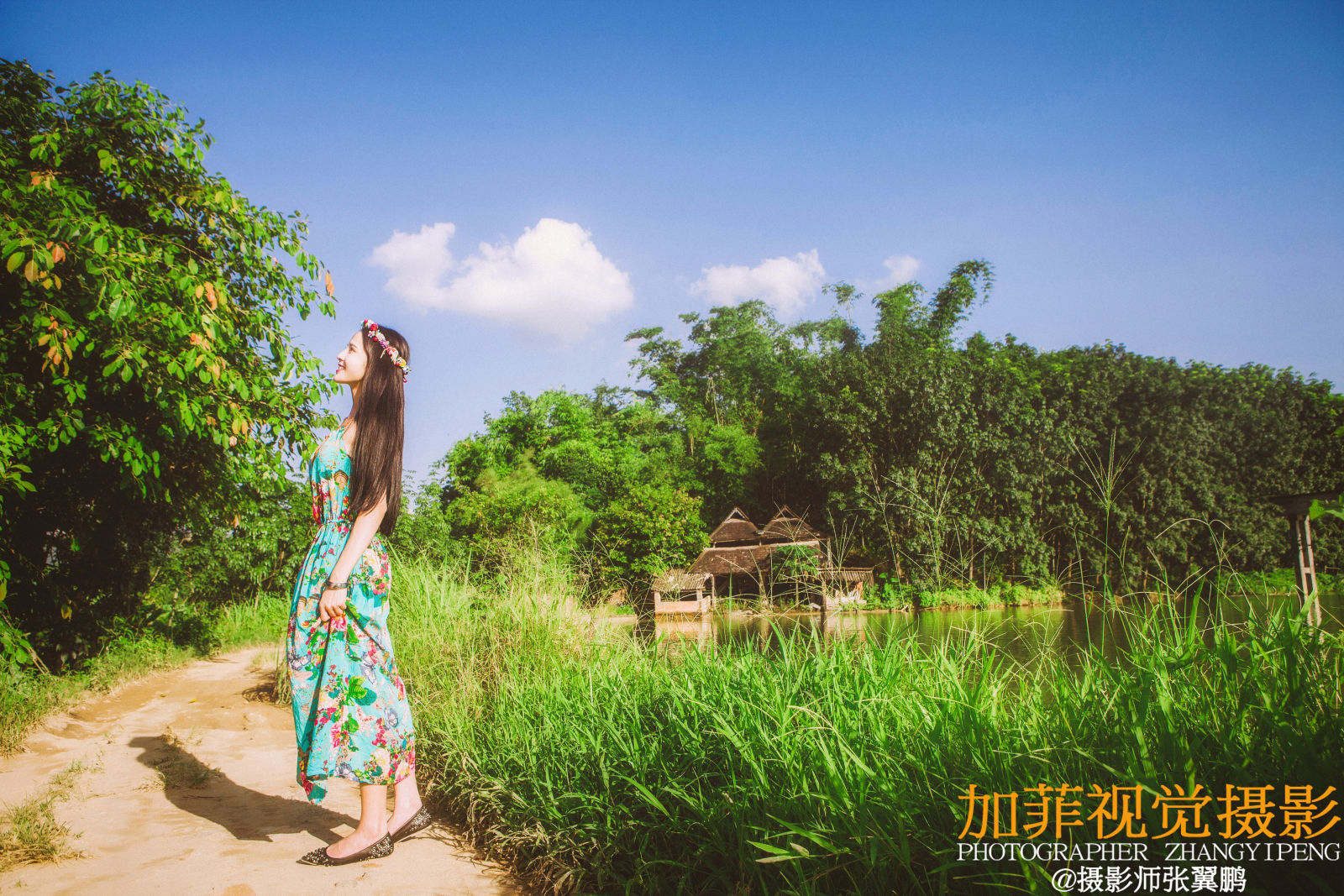 戴花环穿吊带裙的清纯美女图片  笑容甜美迷人