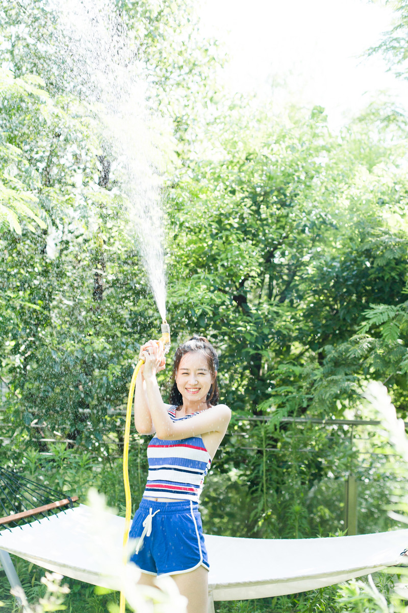 生活中的白皙皮肤美女