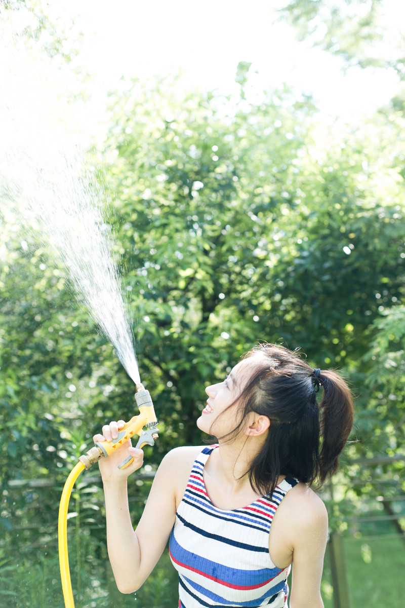 生活中的白皙皮肤美女