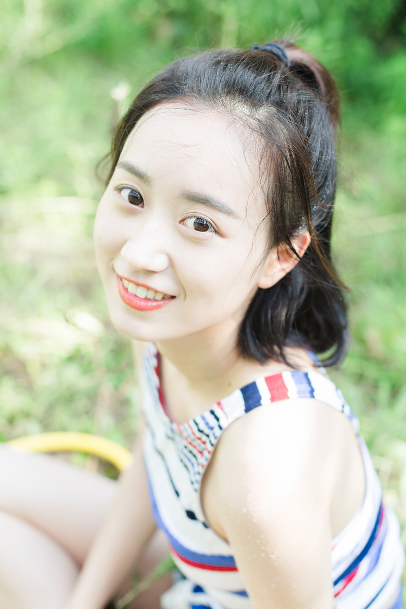 生活中的白皙皮肤美女