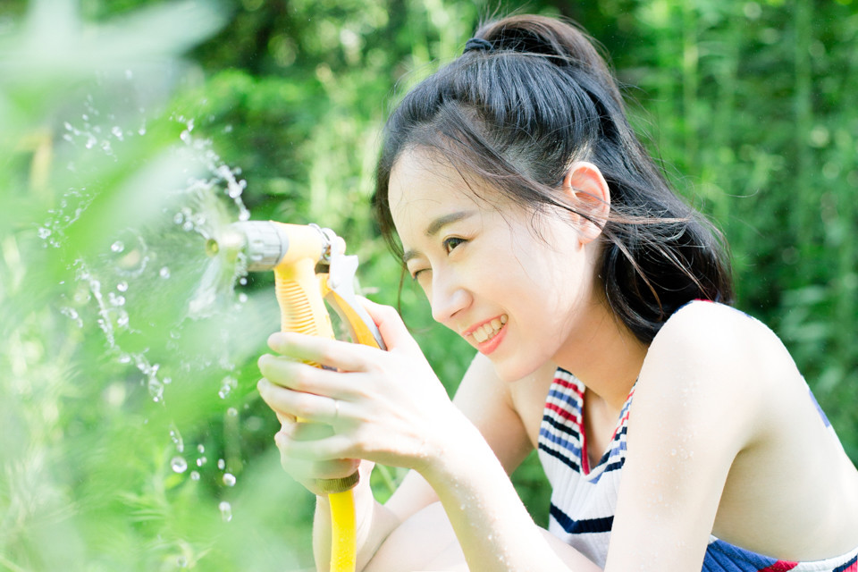 生活中的白皙皮肤美女