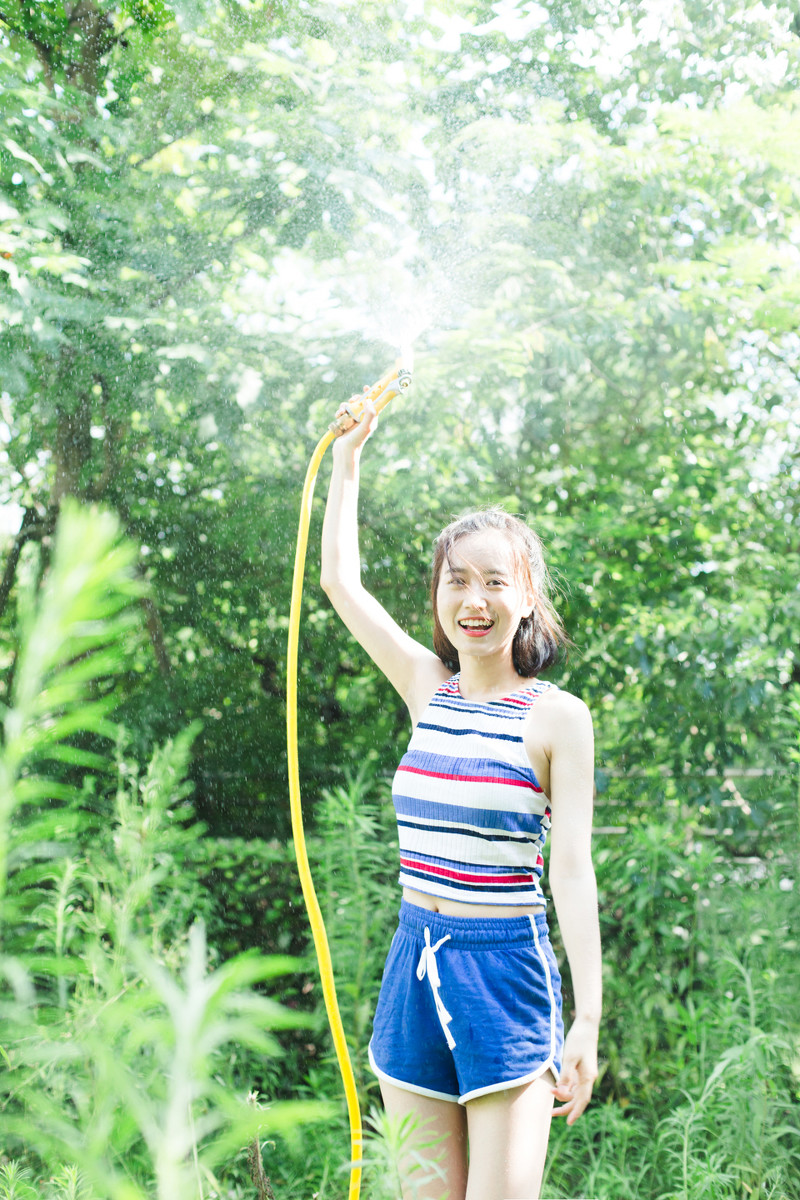 生活中的白皙皮肤美女