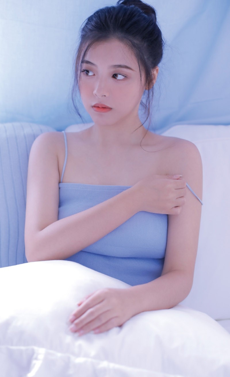 皮肤光滑水嫩蜜桃美女艳红脸蛋天然清纯养眼写真图片