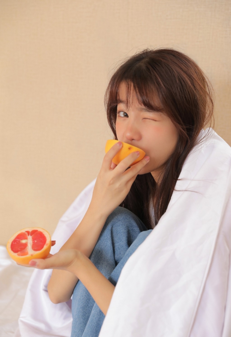 大眼美女娇小可爱图片