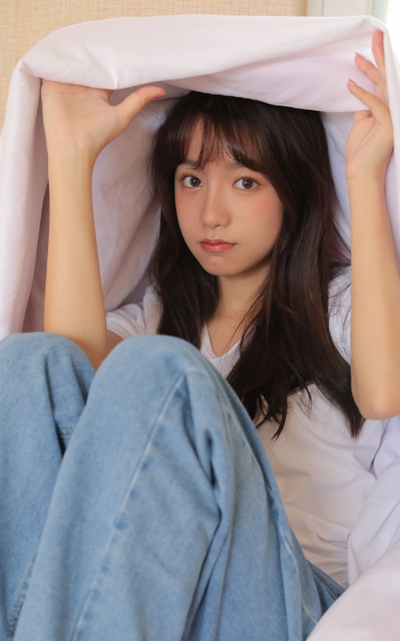 大眼美女娇小可爱图片