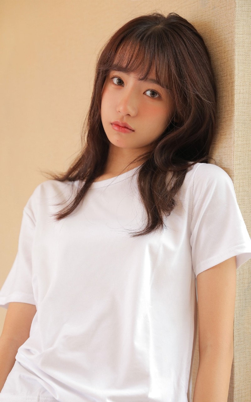 大眼美女娇小可爱图片