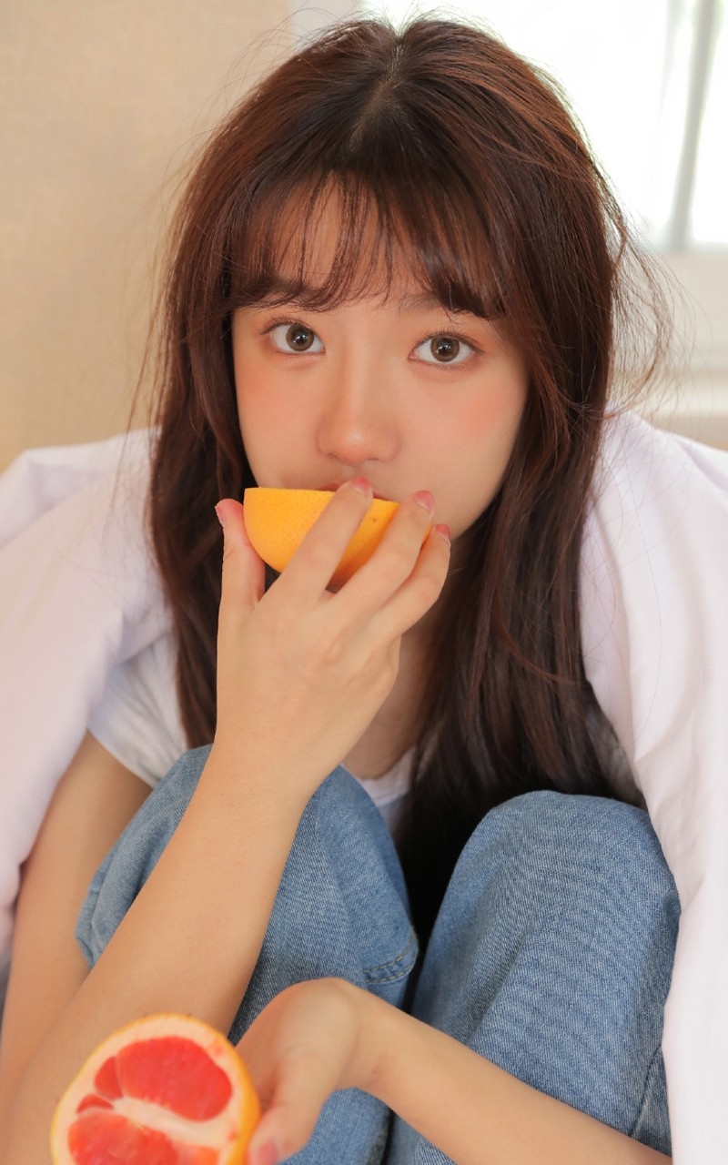 大眼美女娇小可爱图片