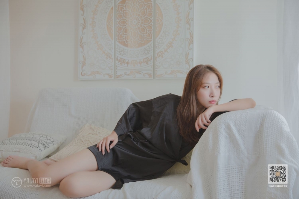 90后亚洲嫩模美若天仙沙发上香艳撩人写真
