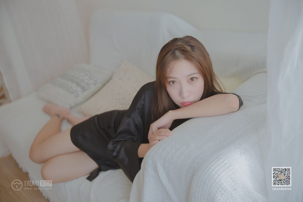 90后亚洲嫩模美若天仙沙发上香艳撩人写真