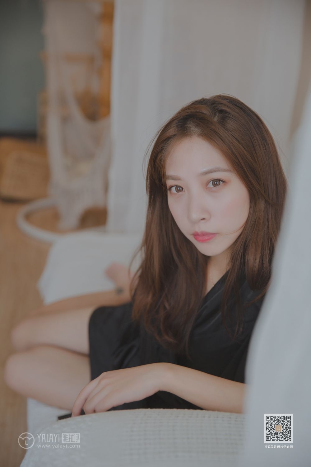 90后亚洲嫩模美若天仙沙发上香艳撩人写真