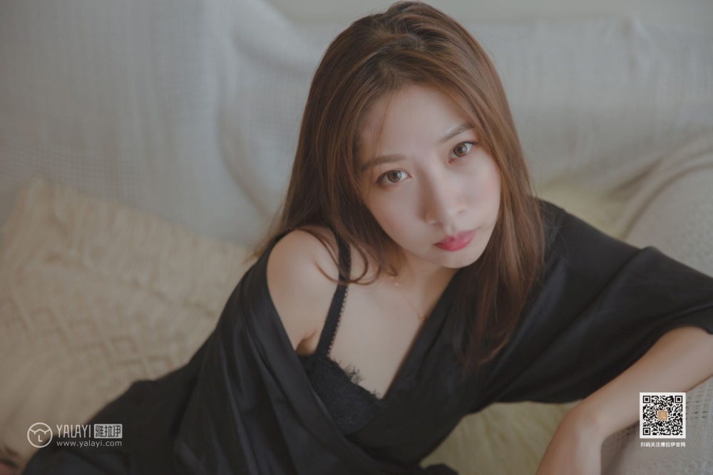 90后亚洲嫩模美若天仙沙发上香艳撩人写真