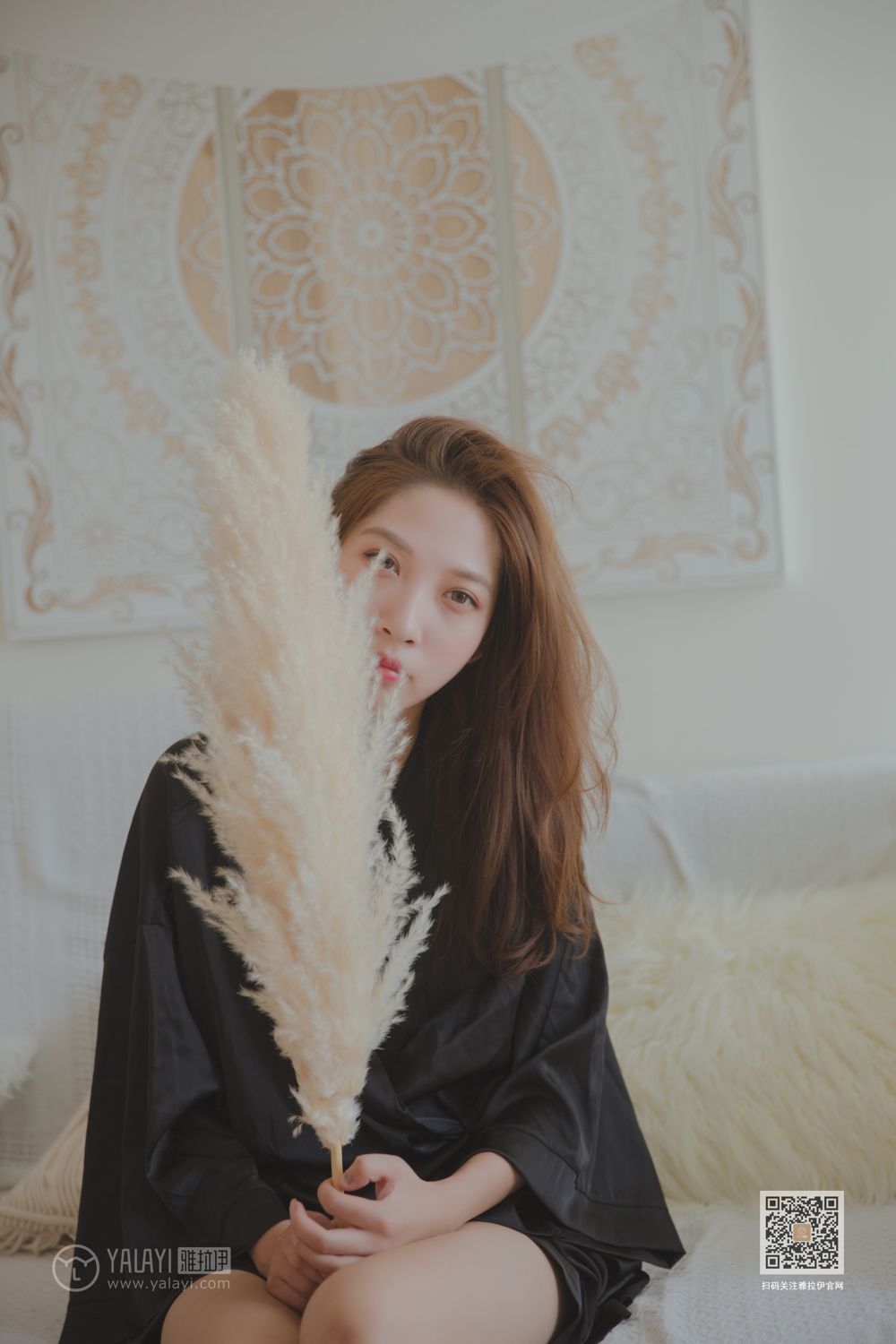 90后亚洲嫩模美若天仙沙发上香艳撩人写真