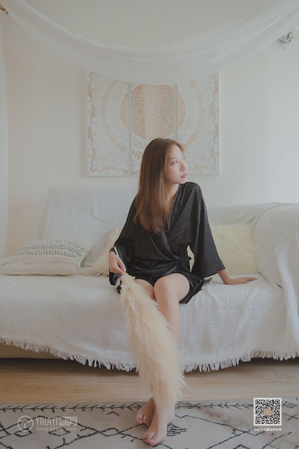 90后亚洲嫩模美若天仙沙发上香艳撩人写真