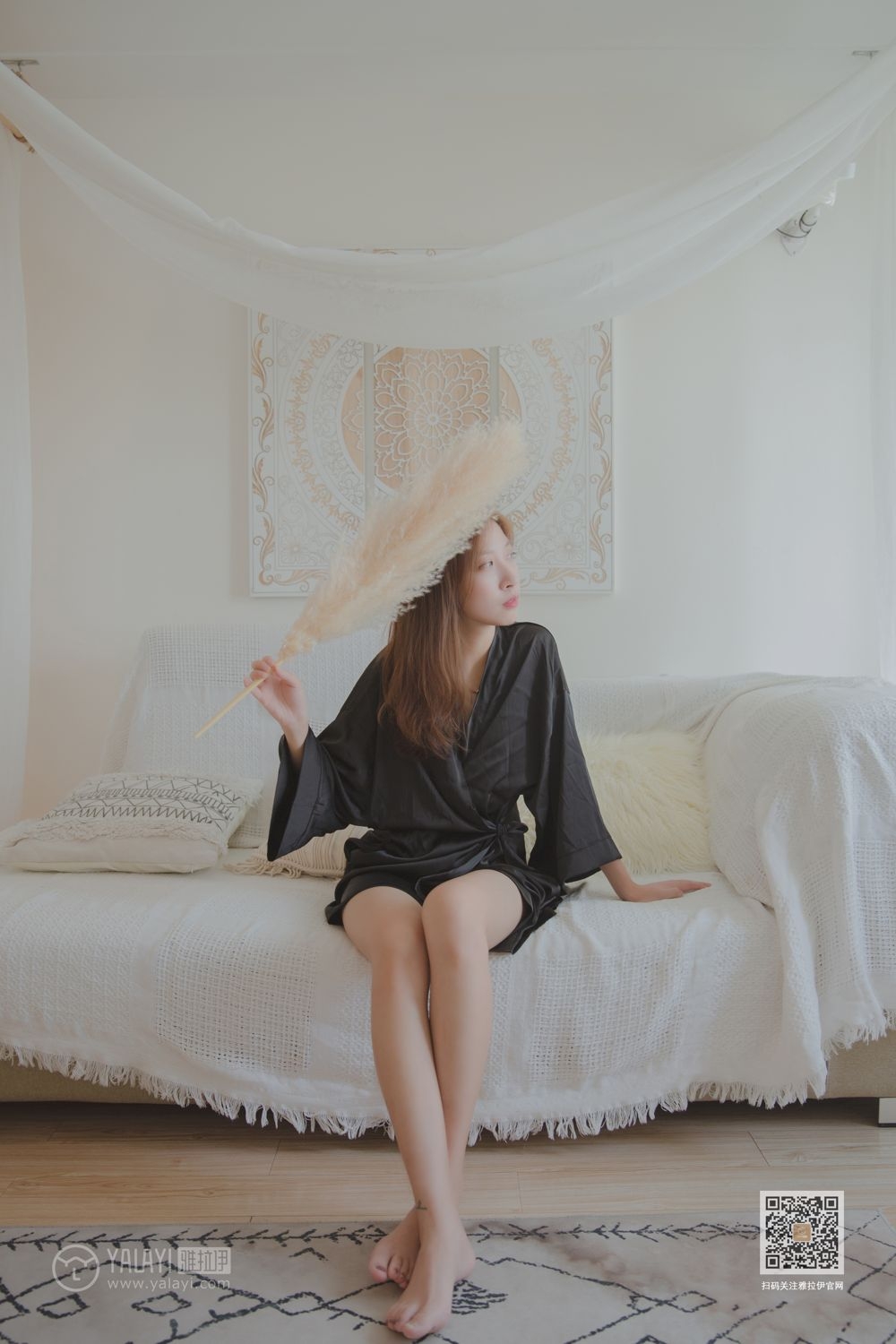 90后亚洲嫩模美若天仙沙发上香艳撩人写真