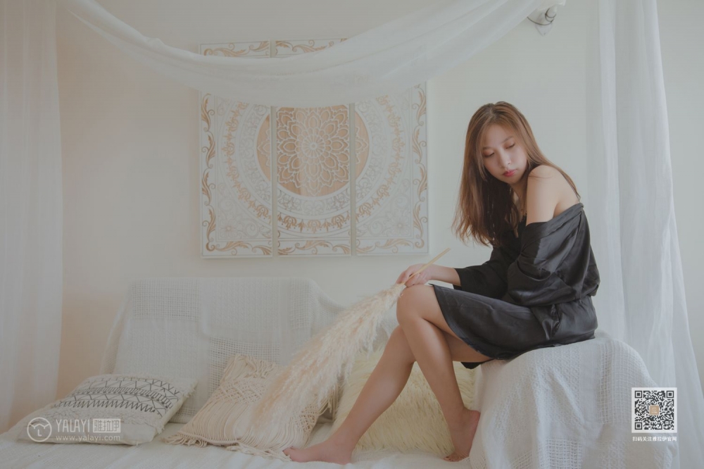 90后亚洲嫩模美若天仙沙发上香艳撩人写真