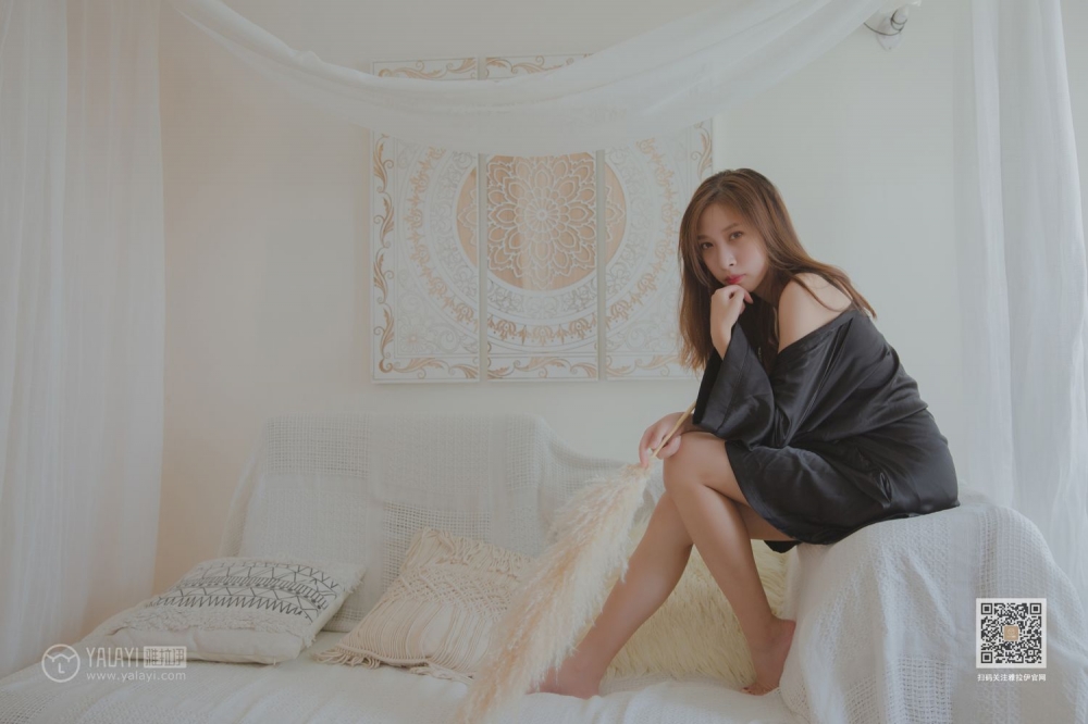 90后亚洲嫩模美若天仙沙发上香艳撩人写真