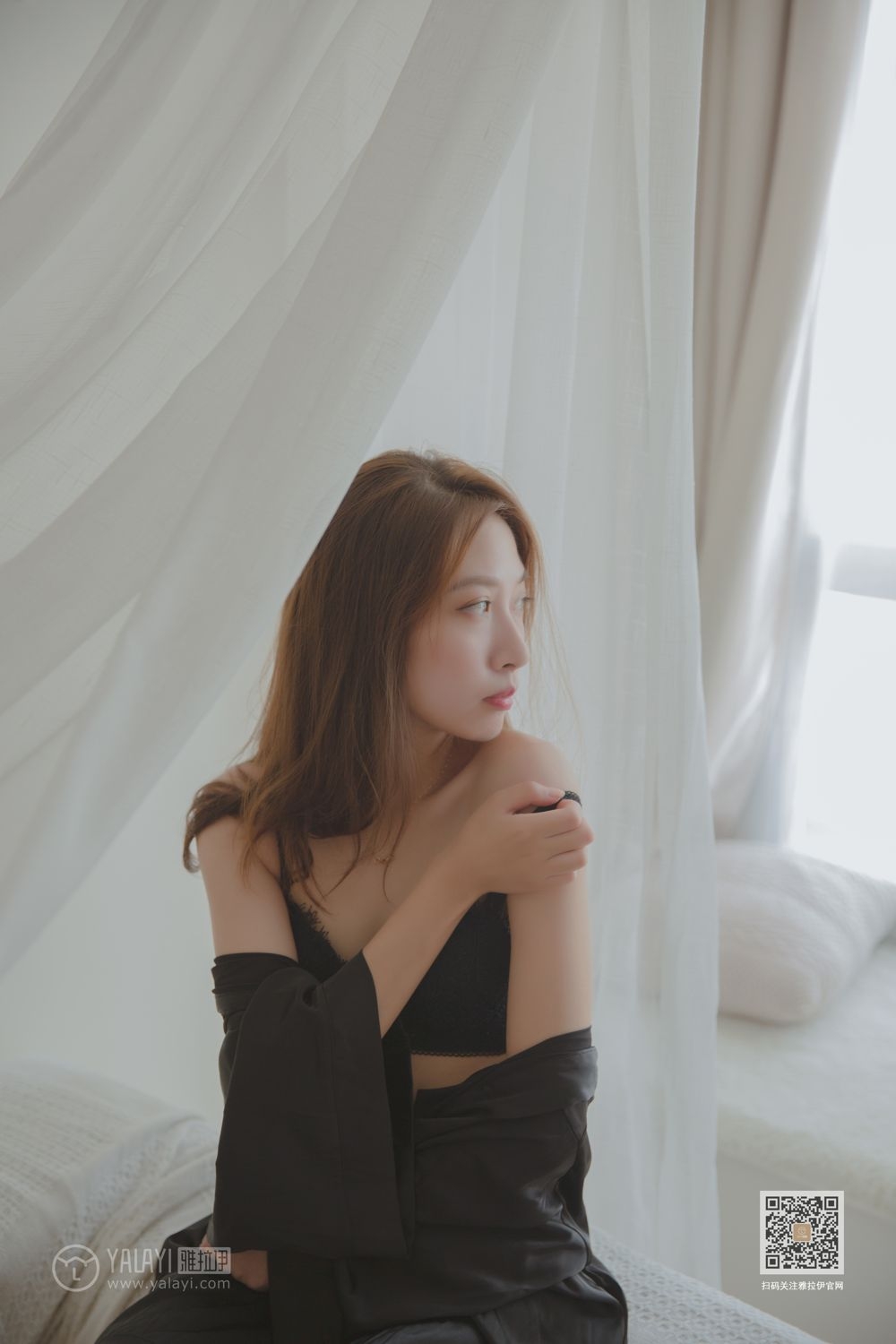 90后亚洲嫩模美若天仙沙发上香艳撩人写真