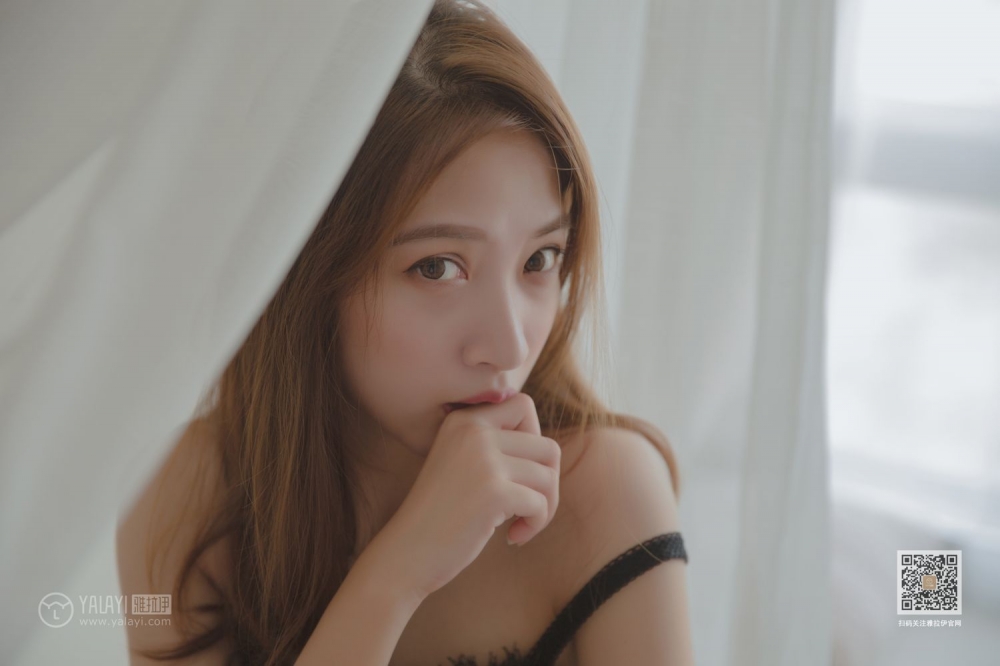 90后亚洲嫩模美若天仙沙发上香艳撩人写真