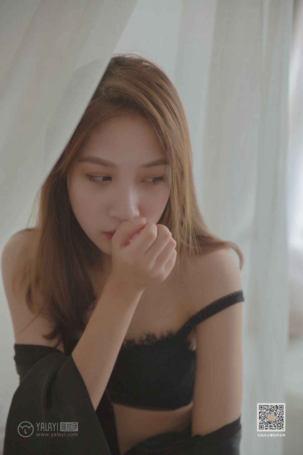 90后亚洲嫩模美若天仙沙发上香艳撩人写真