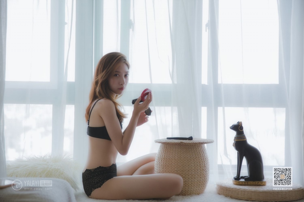 90后亚洲嫩模美若天仙沙发上香艳撩人写真