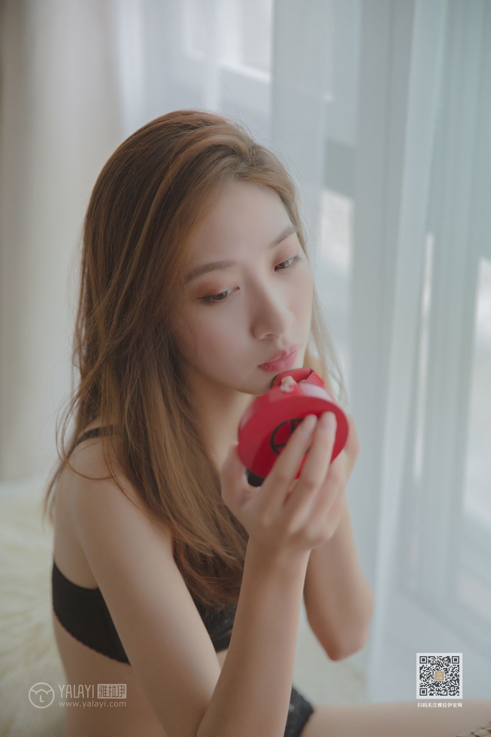 90后亚洲嫩模美若天仙沙发上香艳撩人写真