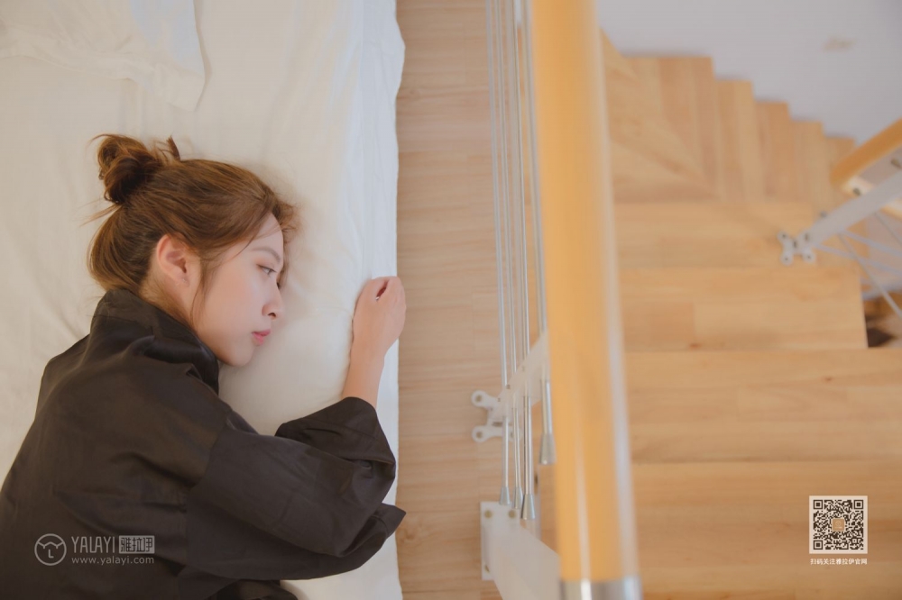 90后亚洲嫩模美若天仙沙发上香艳撩人写真