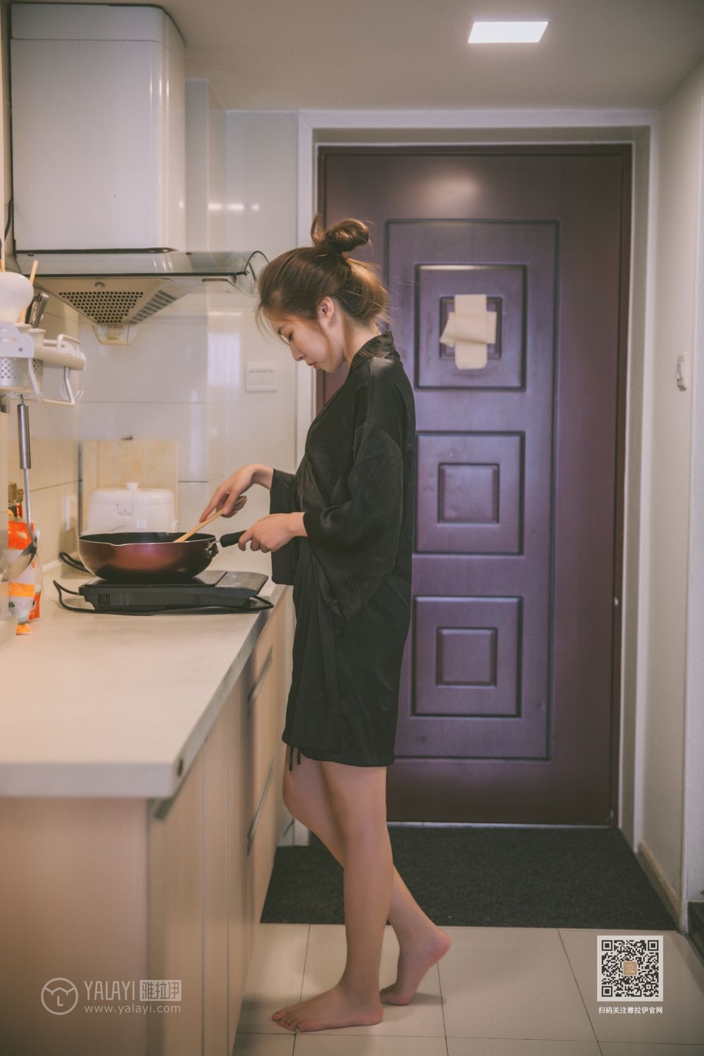 90后亚洲嫩模美若天仙沙发上香艳撩人写真