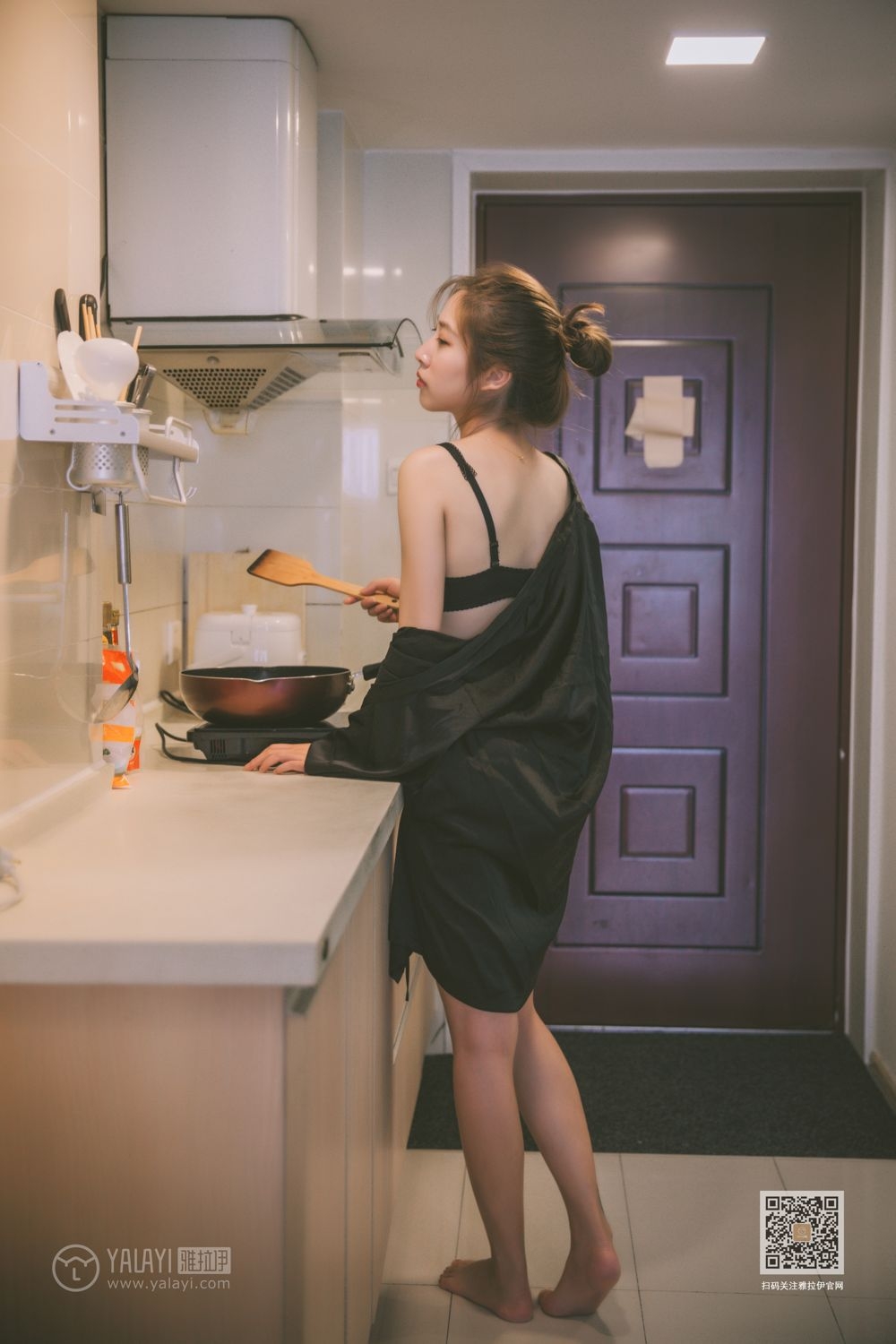 90后亚洲嫩模美若天仙沙发上香艳撩人写真