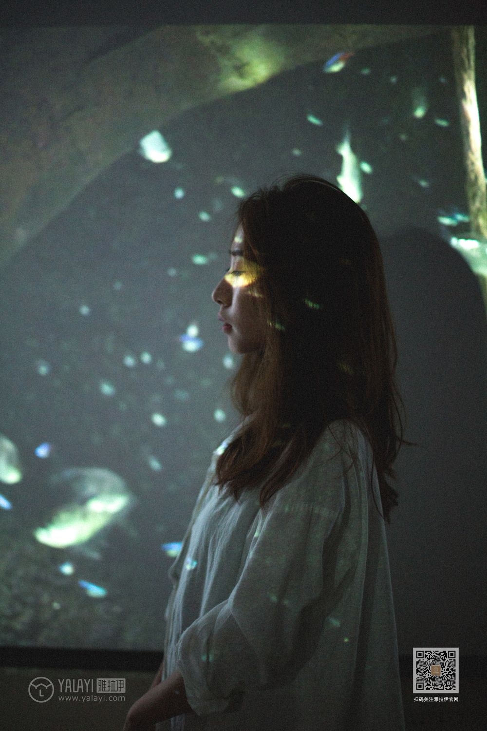 90后亚洲嫩模美若天仙沙发上香艳撩人写真