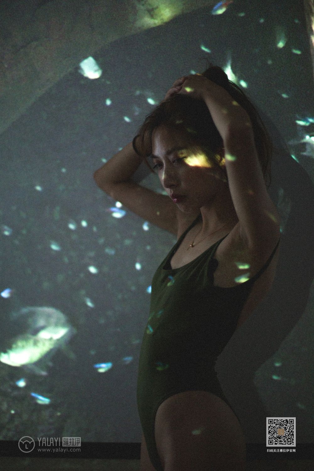 90后亚洲嫩模美若天仙沙发上香艳撩人写真