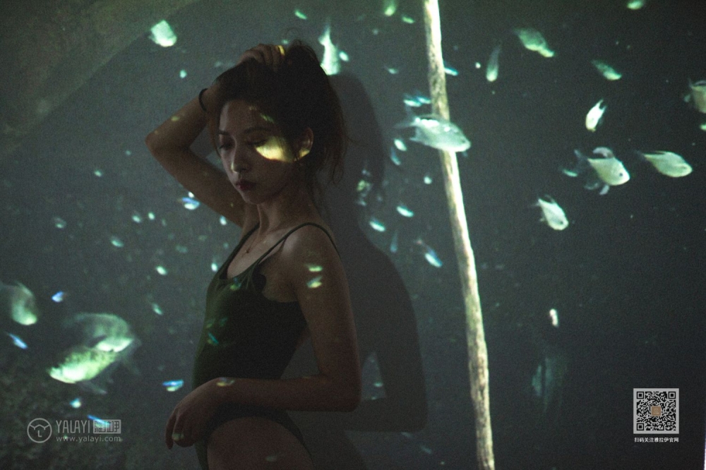 90后亚洲嫩模美若天仙沙发上香艳撩人写真