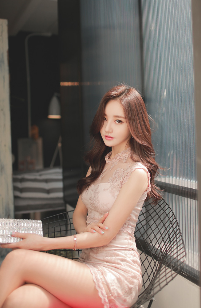 韩国长的漂亮的美女超短居家写真