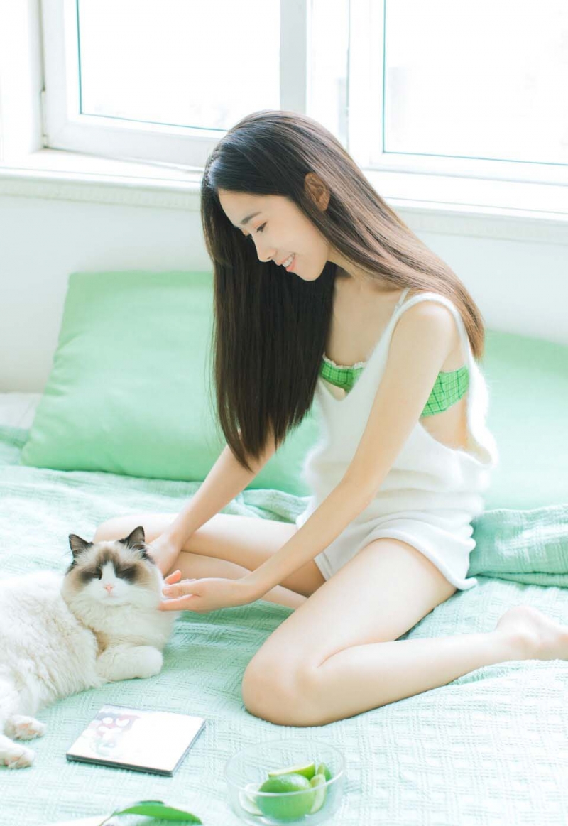 长腿绿色内衣美女唯美养眼卧床组图