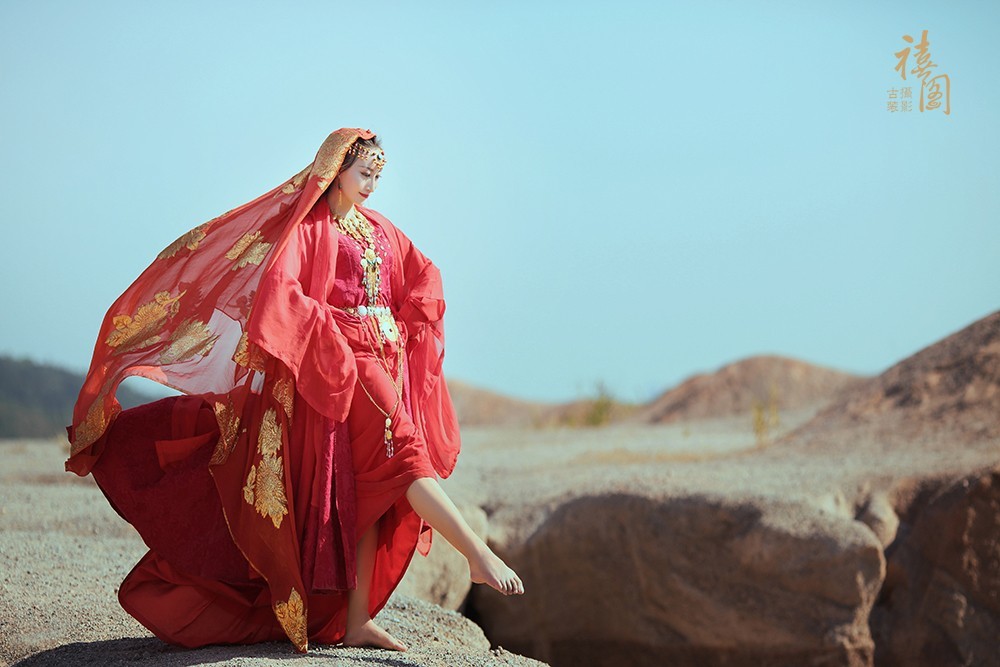 古装电视剧《东宫》大漠孤烟红色古装摄影