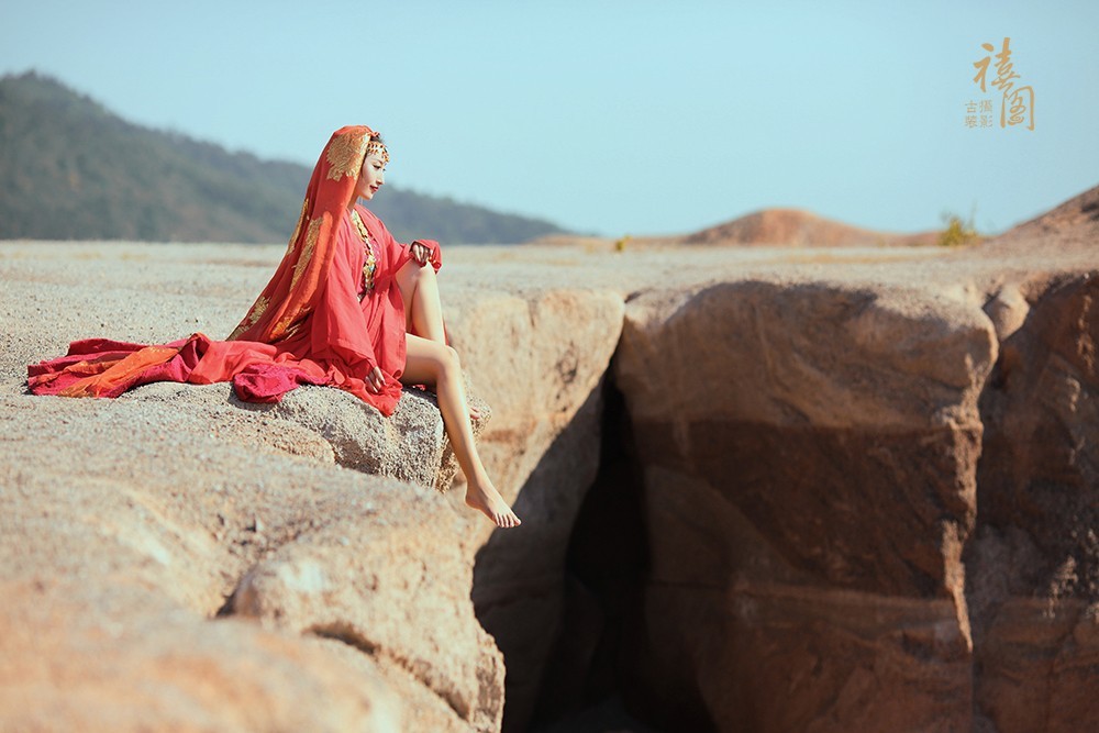 古装电视剧《东宫》大漠孤烟红色古装摄影