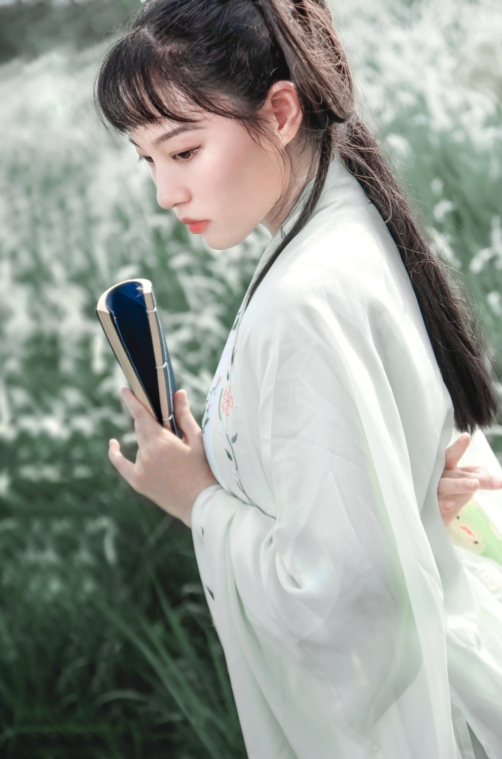 古装惊艳美女一袭青衣精致侧颜乌黑发丝唯美写真