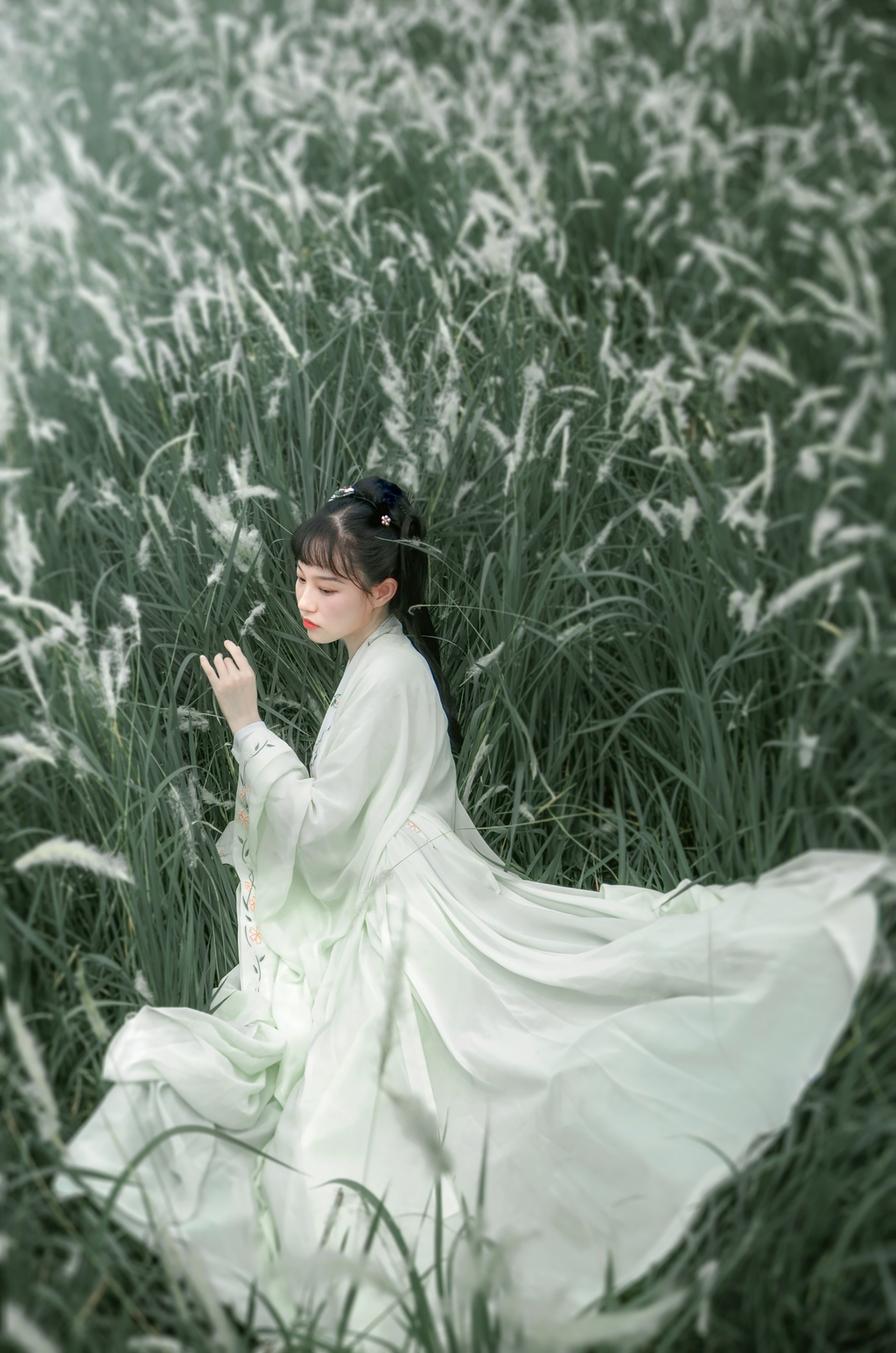 古装惊艳美女一袭青衣精致侧颜乌黑发丝唯美写真