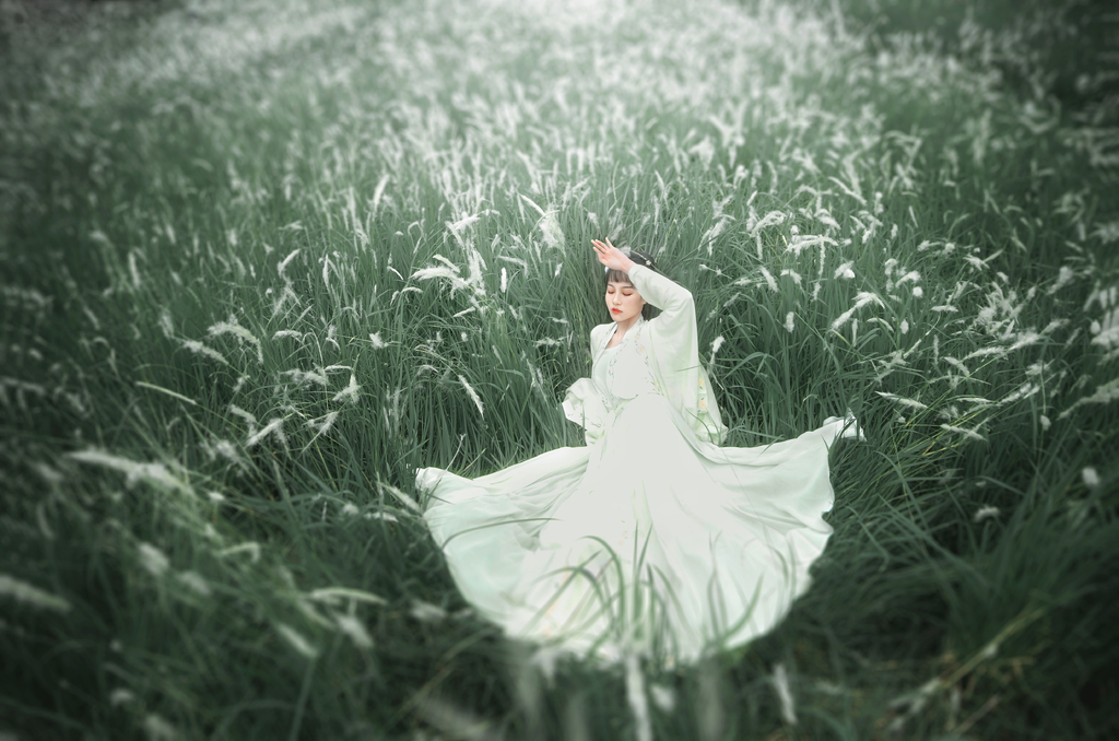 古装惊艳美女一袭青衣精致侧颜乌黑发丝唯美写真