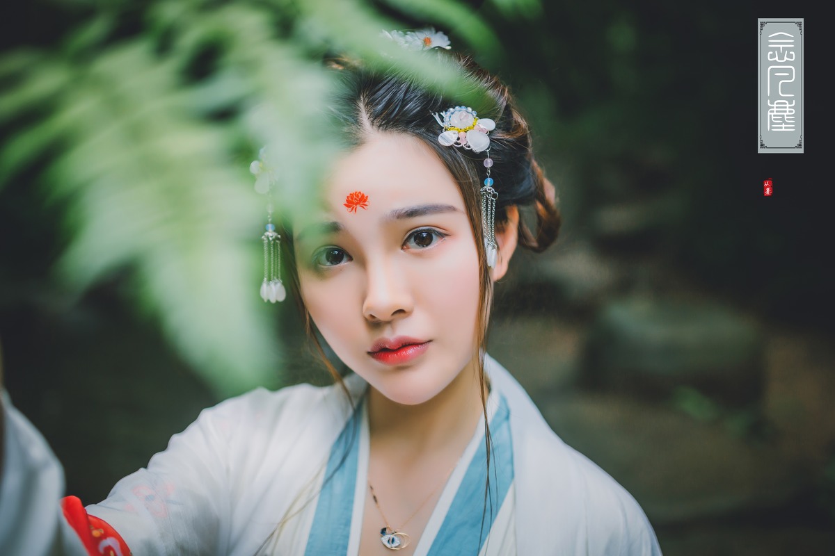 眉心一点红的盘发古装长裙美女